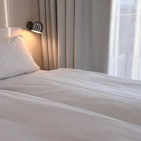 Downtown Petrol Blue Studio, Ac, Wi-fi, Free Parking